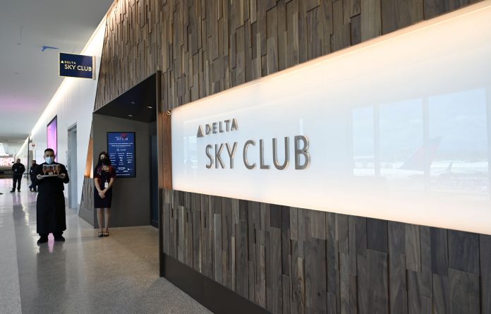 Alaska Airlines launches $395 credit card in premium travel race, combines loyalty program with Hawaiian