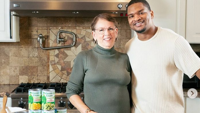 Viral grandma and stranger she mistakenly texted to celebrate 10th Thanksgiving together
