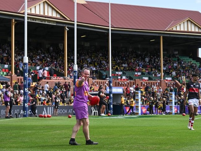 AFL to get creative to help fans amid fuel crisis, but league ‘adamant’ COVID-style hubs ‘not discussed’