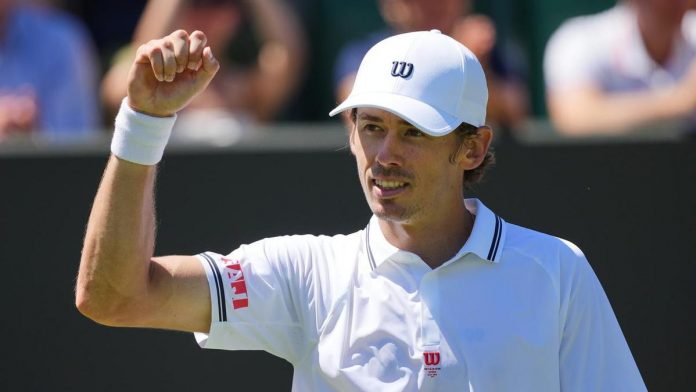 Alex de Minaur overcomes malfunctioning serve to reach Wimbledon third round
